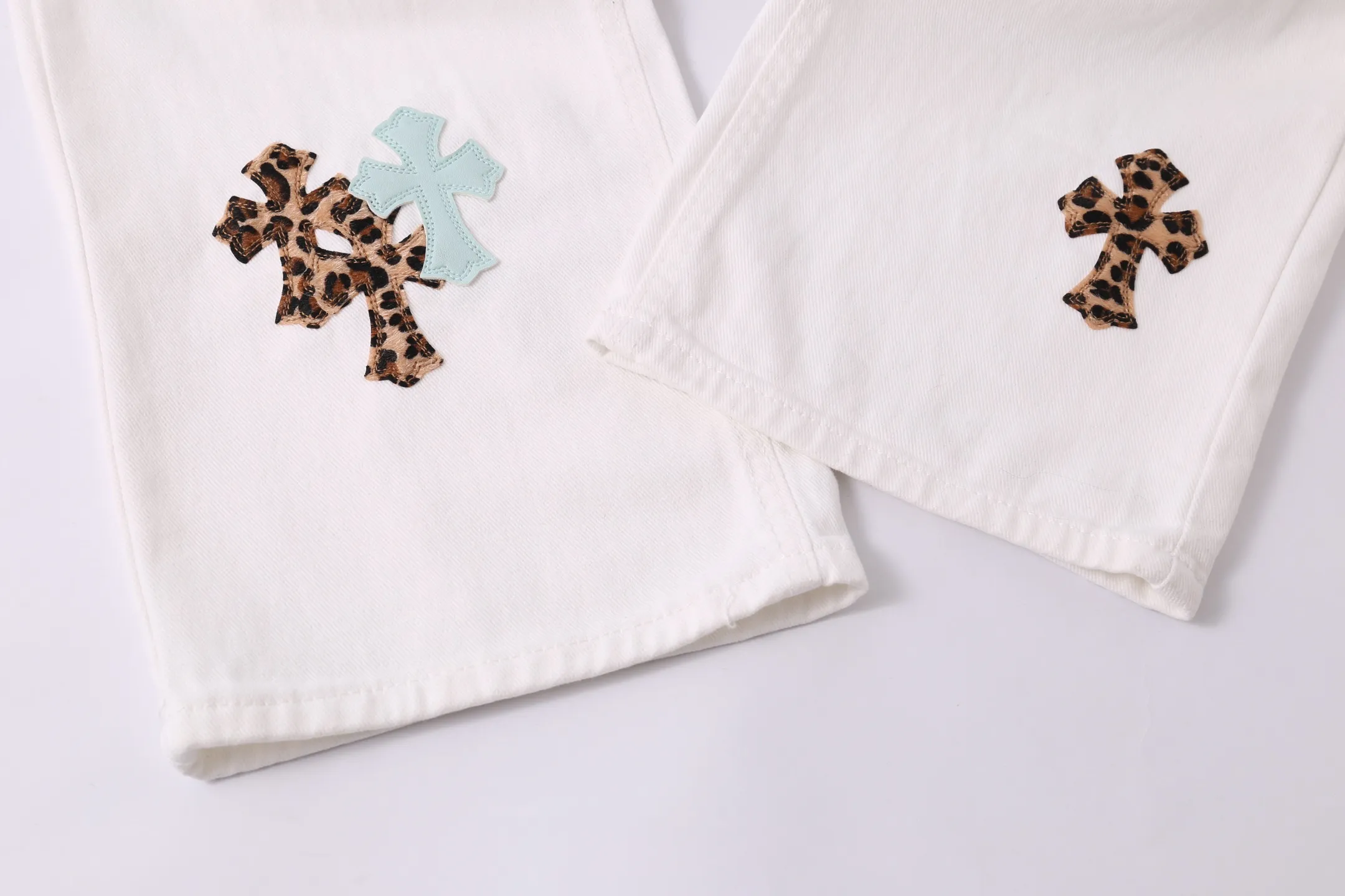 P260 Style number: H887 Croxin & 𝐂𝐡𝐫𝐨𝐦𝐞 𝐇𝐞𝐚𝐫𝐭 ss25 new ice blue leopard print cross patchwork leather jeans. Styles with different washed textures are very friendly to people with thin legs. The slightly flared version perfectly modifies the leg shape. The timeless and moderate length makes it easy to match and match. It is the basis for various styles and is a must-have in your wardrobe! The fabric is stiff but also makes the upper body soft without losing texture. The washing process is even more perfect. It is a must-have item for everyone! ! ! Washed wheat, tag, pants label, three labels complete Color: white Size: 28-30-32-34